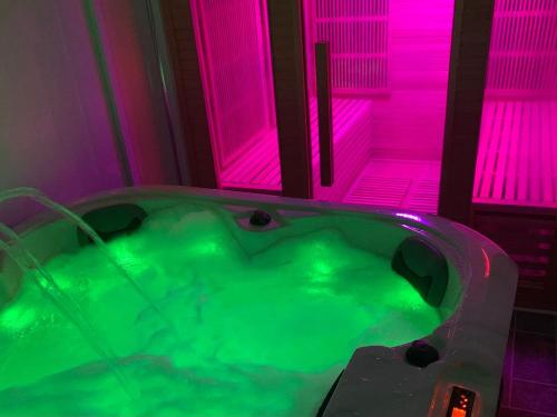 Cozy Hideaway With Hot Tub Sauna Sleeps 7 in 우딩딘 Cozy Hideaway With Hot Tub Sauna Sleeps 7 in 우딩딘
