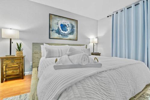 Massive 5BR Resort Style Retreat with Heated Pool in Serra Mesa Massive 5BR Resort Style Retreat with Heated Pool in Serra Mesa