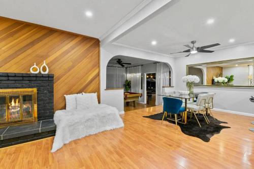 Massive 5BR Resort Style Retreat with Heated Pool in Serra Mesa Massive 5BR Resort Style Retreat with Heated Pool in Serra Mesa