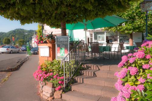 Létesítmények, Panorama-Cafe MOSELGARTEN in Alf Létesítmények, Panorama-Cafe MOSELGARTEN in Alf
