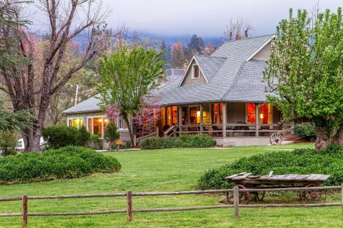 A szálláshely kívülről, Sierra Sky Ranch in Oakhurst (Kalifornia) A szálláshely kívülről, Sierra Sky Ranch in Oakhurst (Kalifornia)