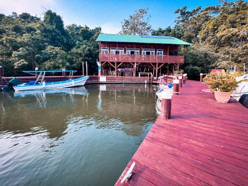 Restaurant, Happy Iguana Marina and Cabins in Rio Dulce Restaurant, Happy Iguana Marina and Cabins in Rio Dulce
