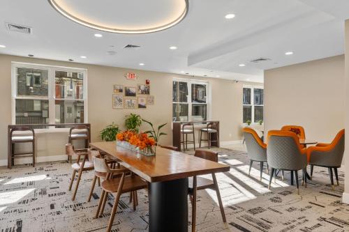 Pub/Lounge, 4211 Suites near Régészeti és Antropológiai Egyetemi Múzeum Pub/Lounge, 4211 Suites near Régészeti és Antropológiai Egyetemi Múzeum