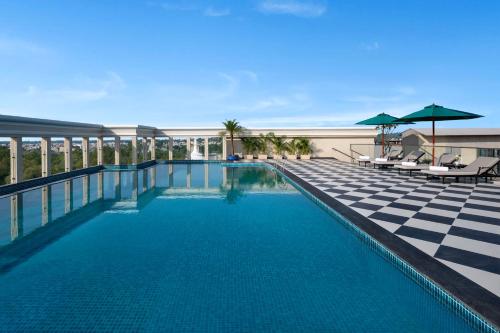 Басейн, Welcomhotel By ITC Hotels, Jabalpur in Bhedaghat Басейн, Welcomhotel By ITC Hotels, Jabalpur in Bhedaghat