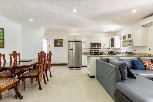 Étterem, 2 Bedroom Apartment Near Ocho Rios in Runaway Bay Étterem, 2 Bedroom Apartment Near Ocho Rios in Runaway Bay