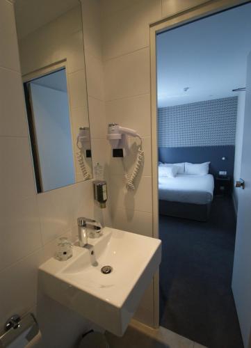 Bathroom, Acropolis Hotel Paris Boulogne in Boulogne-Billancourt Bathroom, Acropolis Hotel Paris Boulogne in Boulogne-Billancourt