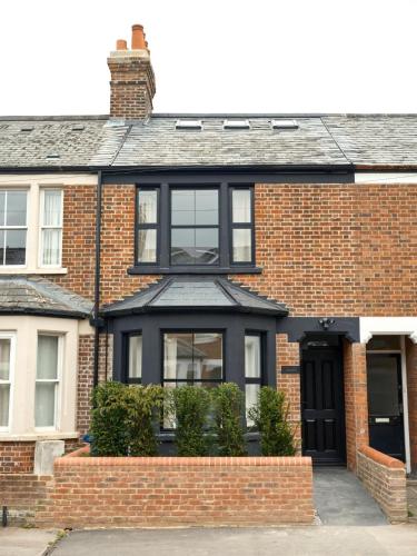 JAPANDI CHIC 1BR Bright Functional Designer Flat