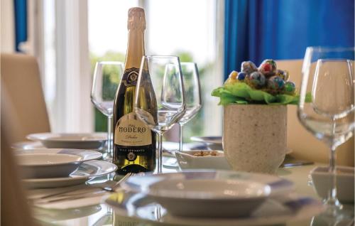 ห้องอาหาร, Beautiful Apartment In Rijeka With Wifi in ซิโควิซี ห้องอาหาร, Beautiful Apartment In Rijeka With Wifi in ซิโควิซี