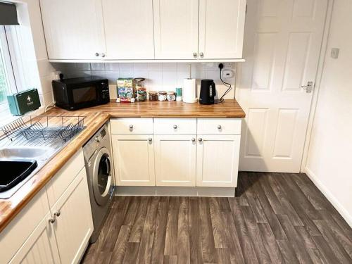 Colchester - 2 Bedroom - Sleeps 6 Guests - Long Term Stays - Business - Contractors - Families in Maypole Colchester - 2 Bedroom - Sleeps 6 Guests - Long Term Stays - Business - Contractors - Families in Maypole