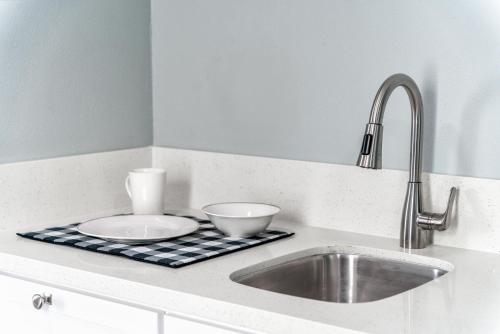 Kitchen, Pacific Inn and Suites in Palos Verdes Kitchen, Pacific Inn and Suites in Palos Verdes