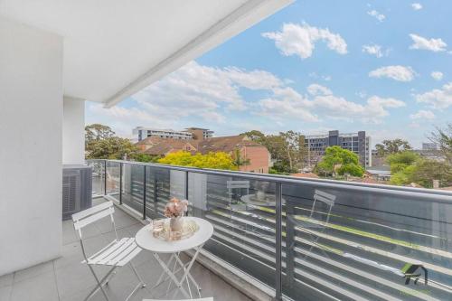 3 bedroom apartment, Sleek Sanctuary in Homebush in Drummoyne 3 bedroom apartment, Sleek Sanctuary in Homebush in Drummoyne