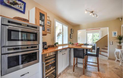 Kitchen, 4 Bedroom Amazing Home In Frejus in L'Escaillon Kitchen, 4 Bedroom Amazing Home In Frejus in L'Escaillon