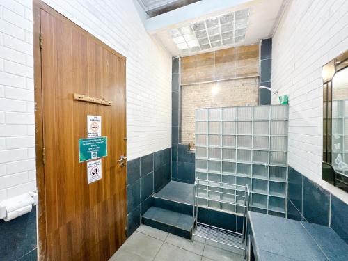 Fürdőszoba, OsteL By OstiC in Bandung Reptér Fürdőszoba, OsteL By OstiC in Bandung Reptér