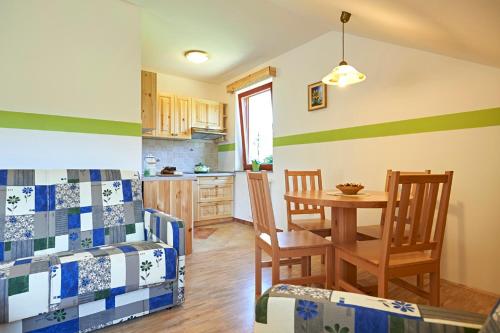 кухня, Apartments Organic Tourist Farm Gradišnik (Apartments Organic Tourist Farm Gradisnik) in Prevalje кухня, Apartments Organic Tourist Farm Gradišnik (Apartments Organic Tourist Farm Gradisnik) in Prevalje