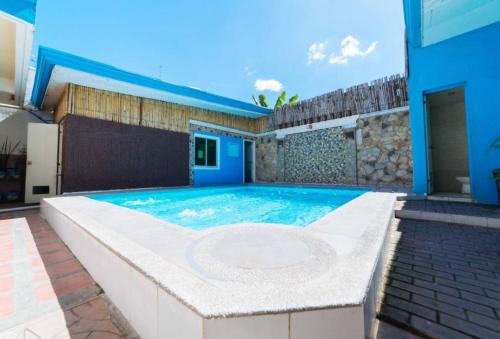 Swimming pool, RedDoorz near Walking Street Angeles City in Angeles / Clark Swimming pool, RedDoorz near Walking Street Angeles City in Angeles / Clark