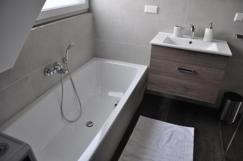 Neubau, Luxus, 3-Zi Wohn für KaffeeGenießer (Neubau, Luxus, 3-Zi Wohn fur KaffeeGenießer) in Eggenstein-Leopoldshafen Neubau, Luxus, 3-Zi Wohn für KaffeeGenießer (Neubau, Luxus, 3-Zi Wohn fur KaffeeGenießer) in Eggenstein-Leopoldshafen