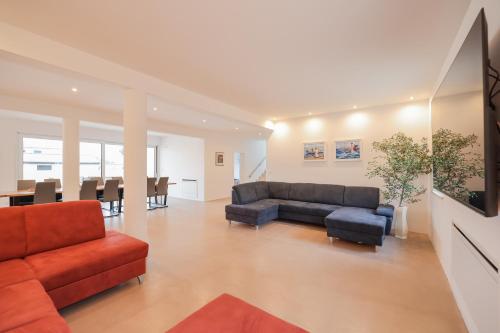 Luxury eight bedroom villa with swimming pool and jacuzzi 100 meters from the sea in 維亞 Luxury eight bedroom villa with swimming pool and jacuzzi 100 meters from the sea in 維亞