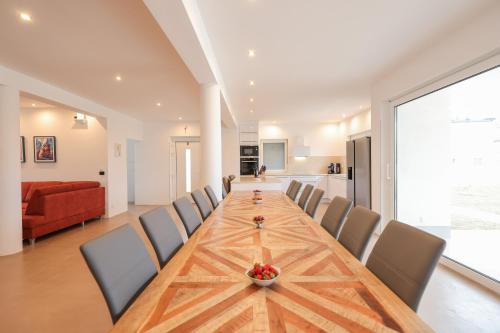 Luxury eight bedroom villa with swimming pool and jacuzzi 100 meters from the sea in 維亞 Luxury eight bedroom villa with swimming pool and jacuzzi 100 meters from the sea in 維亞