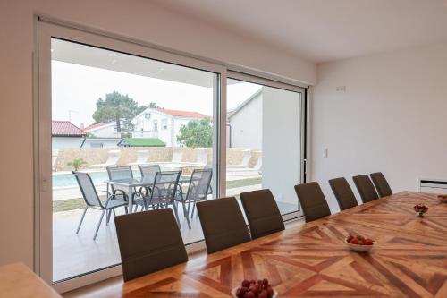 Luxury eight bedroom villa with swimming pool and jacuzzi 100 meters from the sea in 維亞 Luxury eight bedroom villa with swimming pool and jacuzzi 100 meters from the sea in 維亞