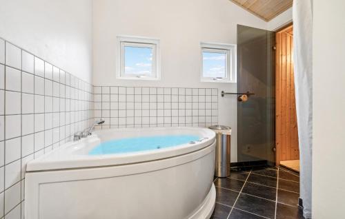 Fürdőszoba, Nice Home In Glesborg With Sauna in Fjellerup Fürdőszoba, Nice Home In Glesborg With Sauna in Fjellerup