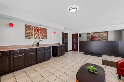 大堂, 阿賓登紅頂酒店 (Red Roof Inn Abingdon) in 弗吉尼亞州阿賓登 (VA) 大堂, 阿賓登紅頂酒店 (Red Roof Inn Abingdon) in 弗吉尼亞州阿賓登 (VA)
