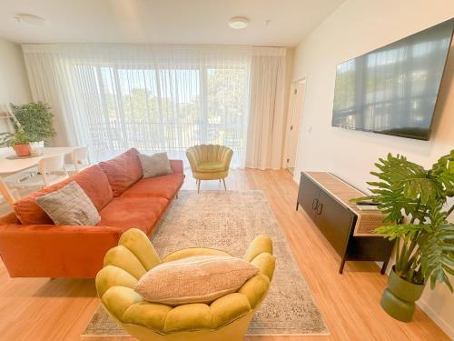 ห้องส่วนกลางสำหรับนั่งเล่น/ดูทีวี, Modern 3Bdr 2bath Apartment Beach Golf Shops Relax in ปาราปาเรามู ห้องส่วนกลางสำหรับนั่งเล่น/ดูทีวี, Modern 3Bdr 2bath Apartment Beach Golf Shops Relax in ปาราปาเรามู