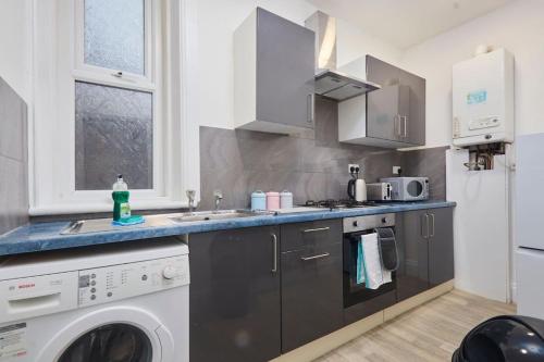 Large 4 bedroom flat close to city, street parking in Newcastle upon Tyne Large 4 bedroom flat close to city, street parking in Newcastle upon Tyne