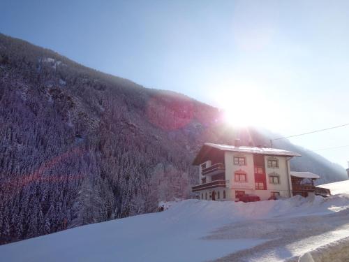 Bejárat, Garni Petter in Bach Bejárat, Garni Petter in Bach