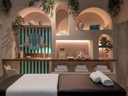 Massage, Bob Hotel in 14th - Tour Montparnasse Massage, Bob Hotel in 14th - Tour Montparnasse