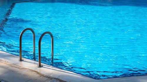 สระว่ายน้ำ, La Quinta Inn by Wyndham Colorado Springs Garden of the Gods in นอร์ธ อีสต์ โคโลราโด สปริง สระว่ายน้ำ, La Quinta Inn by Wyndham Colorado Springs Garden of the Gods in นอร์ธ อีสต์ โคโลราโด สปริง
