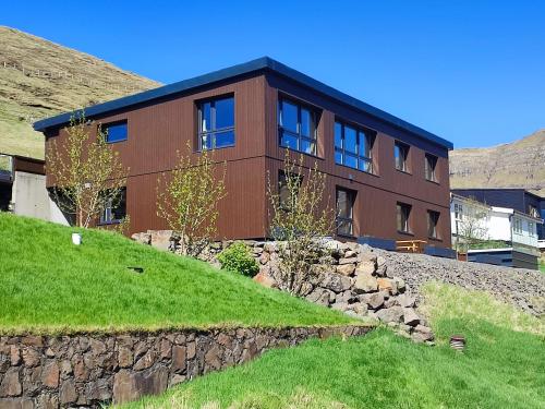 נוף חוץ, Gøtugjógv Log House (Gøtugjogv Log House) in Gjogv נוף חוץ, Gøtugjógv Log House (Gøtugjogv Log House) in Gjogv