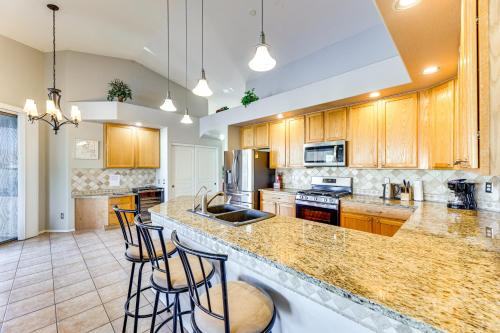Private Patio and Grill Lakefront Chandler Home in ซันเลค Private Patio and Grill Lakefront Chandler Home in ซันเลค