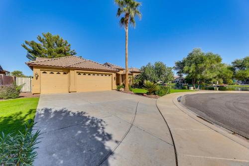 Private Patio and Grill Lakefront Chandler Home in ซันเลค Private Patio and Grill Lakefront Chandler Home in ซันเลค