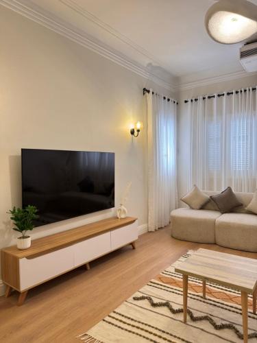 Közös társalgó / TV, Elegant Stay in Lively Zamalek near Gabalaya Park és Akvárium Közös társalgó / TV, Elegant Stay in Lively Zamalek near Gabalaya Park és Akvárium