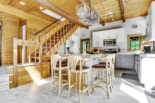Spacious Design Lodge In Woods - Bushkill-Poconos in 소 크릭 Spacious Design Lodge In Woods - Bushkill-Poconos in 소 크릭