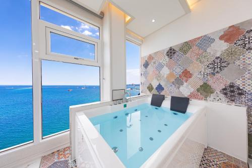 ซัมชอก ไวท์ โรแมนติก สเตย์ (Samcheok White Romantic Pension) in โอบุน-ดง ซัมชอก ไวท์ โรแมนติก สเตย์ (Samcheok White Romantic Pension) in โอบุน-ดง