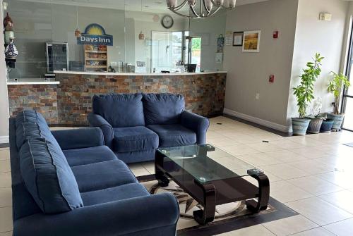 Lobby, Days Inn by Wyndham Humble/Houston Intercontinental Airport in Humble Lobby, Days Inn by Wyndham Humble/Houston Intercontinental Airport in Humble
