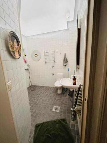 Art gallery room with own entrance at the centre of Helsinki near Kaivopuisto Art gallery room with own entrance at the centre of Helsinki near Kaivopuisto