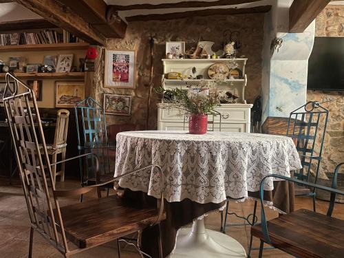 gedeelde lounge/tv-ruimte, CASA RURAL EL BÚ - B&B Alto Tajo Alojamiento Rural Guadalajara (CASA RURAL EL BU - B&B Alto Tajo Alojamiento Rural Guadalajara) in Peralejos De Las Truchas gedeelde lounge/tv-ruimte, CASA RURAL EL BÚ - B&B Alto Tajo Alojamiento Rural Guadalajara (CASA RURAL EL BU - B&B Alto Tajo Alojamiento Rural Guadalajara) in Peralejos De Las Truchas