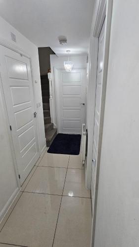 Bejárat, Modern Double Room with Desk,Netflix, Wifi and Free Parking Near Wellingborough Centre in Isebrook Bejárat, Modern Double Room with Desk,Netflix, Wifi and Free Parking Near Wellingborough Centre in Isebrook