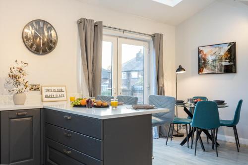 Manchester Luxury Home - Hale Barns, Close to Manchester Airport, Cheshire, Altrincham, Sleeps 8-10, in Manchester Manchester Luxury Home - Hale Barns, Close to Manchester Airport, Cheshire, Altrincham, Sleeps 8-10, in Manchester