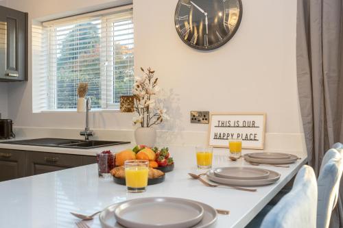 Manchester Luxury Home - Hale Barns, Close to Manchester Airport, Cheshire, Altrincham, Sleeps 8-10, in Manchester Manchester Luxury Home - Hale Barns, Close to Manchester Airport, Cheshire, Altrincham, Sleeps 8-10, in Manchester