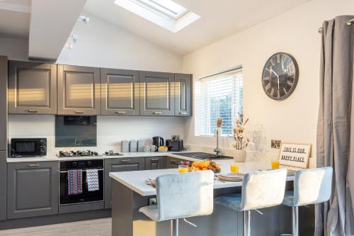 kök, Manchester Luxury Home - Hale Barns, Close to Manchester Airport, Cheshire, Altrincham, Sleeps 8-10, in Manchester kök, Manchester Luxury Home - Hale Barns, Close to Manchester Airport, Cheshire, Altrincham, Sleeps 8-10, in Manchester