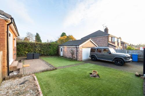 trädgård, Manchester Luxury Home - Hale Barns, Close to Manchester Airport, Cheshire, Altrincham, Sleeps 8-10, in Manchester trädgård, Manchester Luxury Home - Hale Barns, Close to Manchester Airport, Cheshire, Altrincham, Sleeps 8-10, in Manchester
