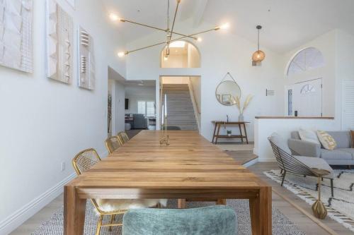 Hilltop Home with Private Pool and Spa in Santa Clarita Hilltop Home with Private Pool and Spa in Santa Clarita