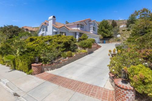 Hilltop Home with Private Pool and Spa in Santa Clarita Hilltop Home with Private Pool and Spa in Santa Clarita