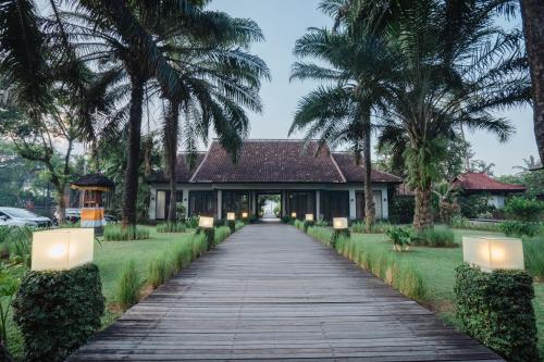 Garden, Ramayana Candidasa Beach Resort in Candidasa Garden, Ramayana Candidasa Beach Resort in Candidasa