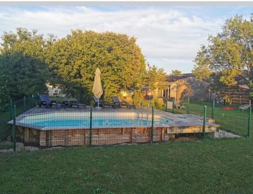 Swimming pool, La Vigneraie de Laura: Gite Entre Vignes et Chenes in Sainte-Colombe (Aquitaine) Swimming pool, La Vigneraie de Laura: Gite Entre Vignes et Chenes in Sainte-Colombe (Aquitaine)