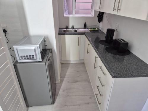 Galway studio flat in Nahoon Mouth Galway studio flat in Nahoon Mouth