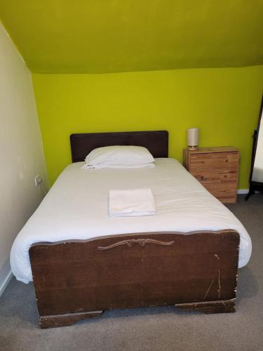 Near Queens hospital ensuite room